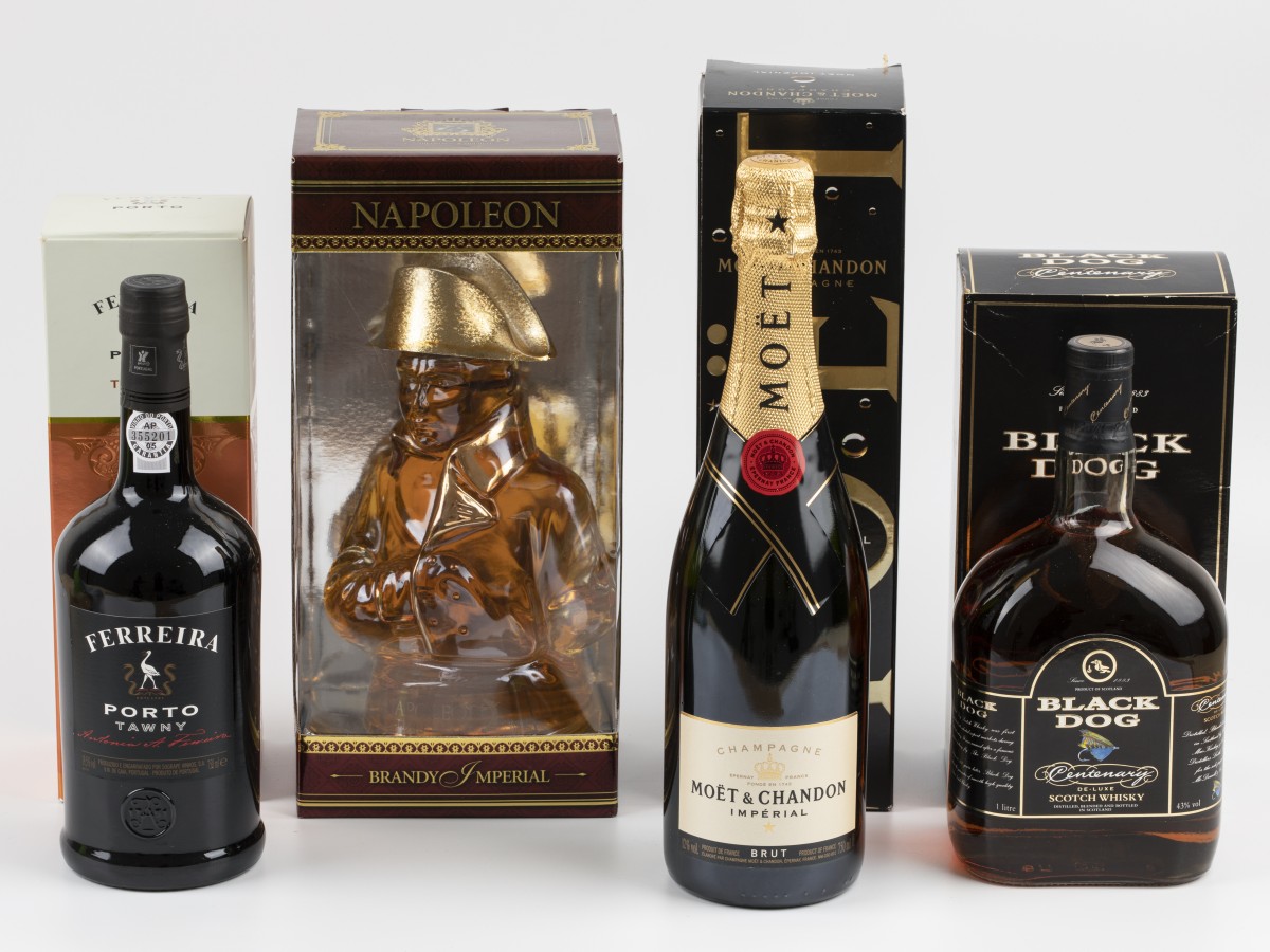 Een lot diverse dranken waaronder port, whisky, brandy en champagne.