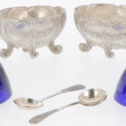 (2) delige set zoutkelders & lepeltjes zilver.
