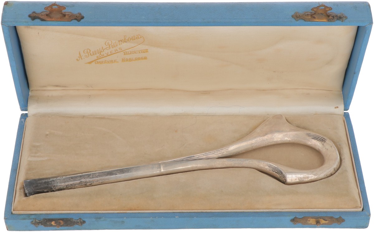 Parasolhandvat in origineel etui zilver.
