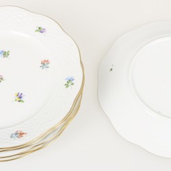 Een lot van (6) Herend taartbordjes met decor: 'Gestreute Blume', gemerkt a.d. onderzijde 'Herend Hungary, handpainted' en '517/MF'.