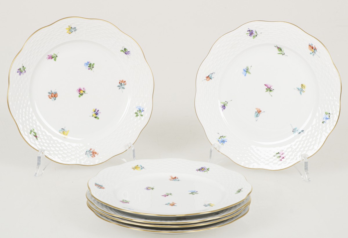 Een lot van (6) Herend taartbordjes met decor: 'Gestreute Blume', gemerkt a.d. onderzijde 'Herend Hungary, handpainted' en '517/MF'.