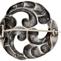 Sterling zilveren Deens design Skonvirke broche bezet met bloedkoraal.