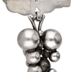 Sterling zilveren no.217B 'Moonlight Grapes' broche door Harald Nielsen voor Georg Jensen.