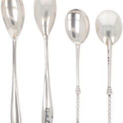 (14) delig lot theelepels zilver.