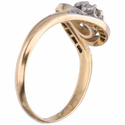 Geelgouden slagring, met ca. 0.20 ct. diamant - 14 kt.