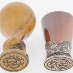 (2) delig lot lakstempels zilver.