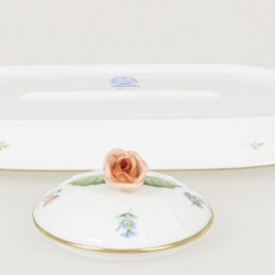 Een roomstel bestaande uit suikerpot, roomkannetje, onderschotel. Decor: 'Gestreute Blume'. Gemerkt a.d. onderzijde: Herend Hungary, handpainted en 635, 665, 437/MF.