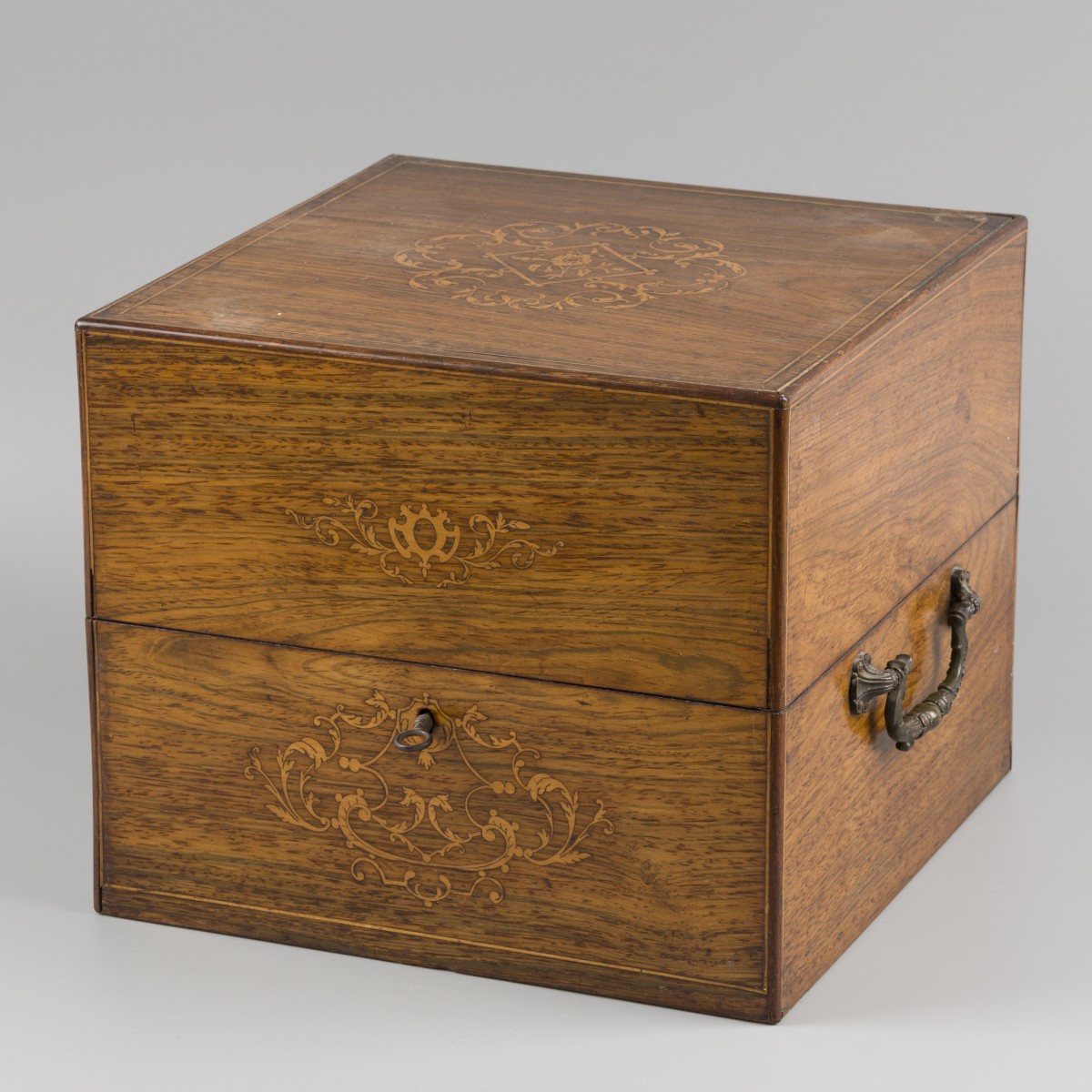 Een  palissander doos (likeurkelder?), Engeland, 19e eeuw.