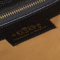 Een zwarte Delvaux "D top handle"/ D-handvat handtas, België, 2e helft 20e eeuw.