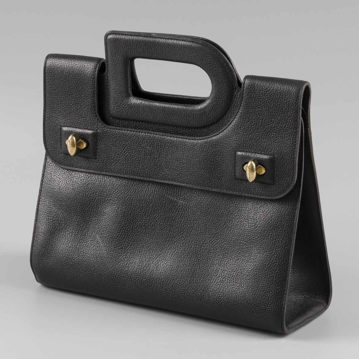 Een zwarte Delvaux "D top handle"/ D-handvat handtas, België, 2e helft 20e eeuw.