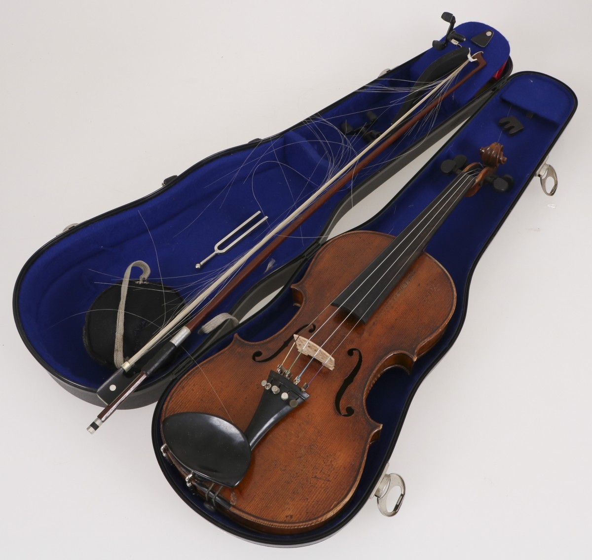 Een viool met daarbij een vioolkoffer, strijkstok en schouderstuk.