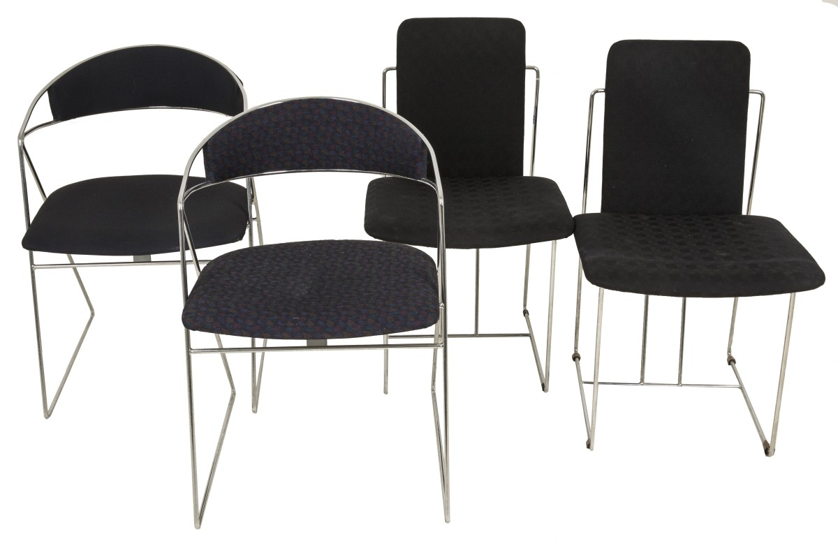 Een lot van (4) design stoelen van gebogen staal met stoffen bekleding.