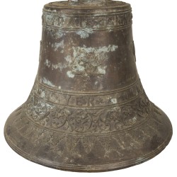 Een grote zware bronzen replica VOC klok aan gestoelte.