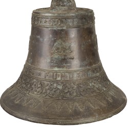 Een grote zware bronzen replica VOC klok aan gestoelte.