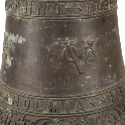 Een grote zware bronzen replica VOC klok aan gestoelte.