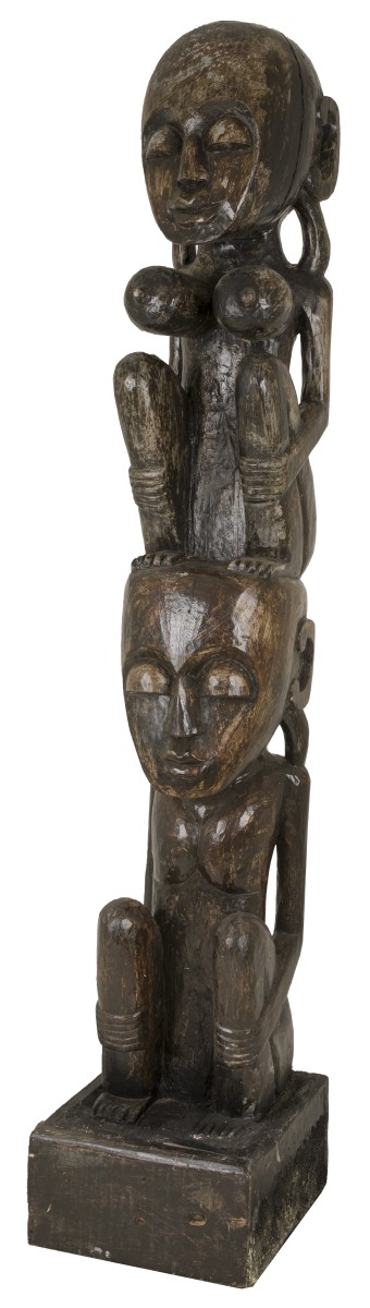 Een grote decoratieve gebeitste totem replica "Papua Nieuw Guinea".