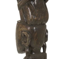 Een grote decoratieve gebeitste totem replica "Papua Nieuw Guinea".