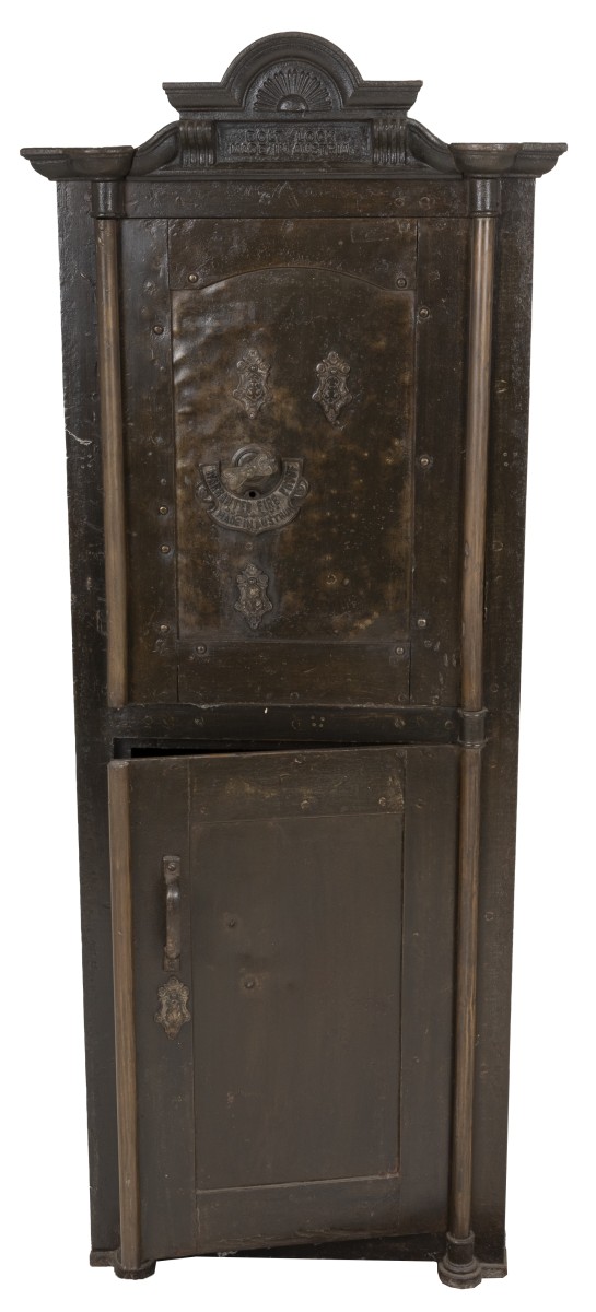 Een grote stalen en cementen staande kluis met dubbele deur. "Bolt Lock/Austria". ca. 1880.