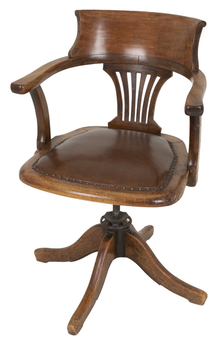 Een mahoniehouten zgn. "captains chair", kantelbaar en draibaar.