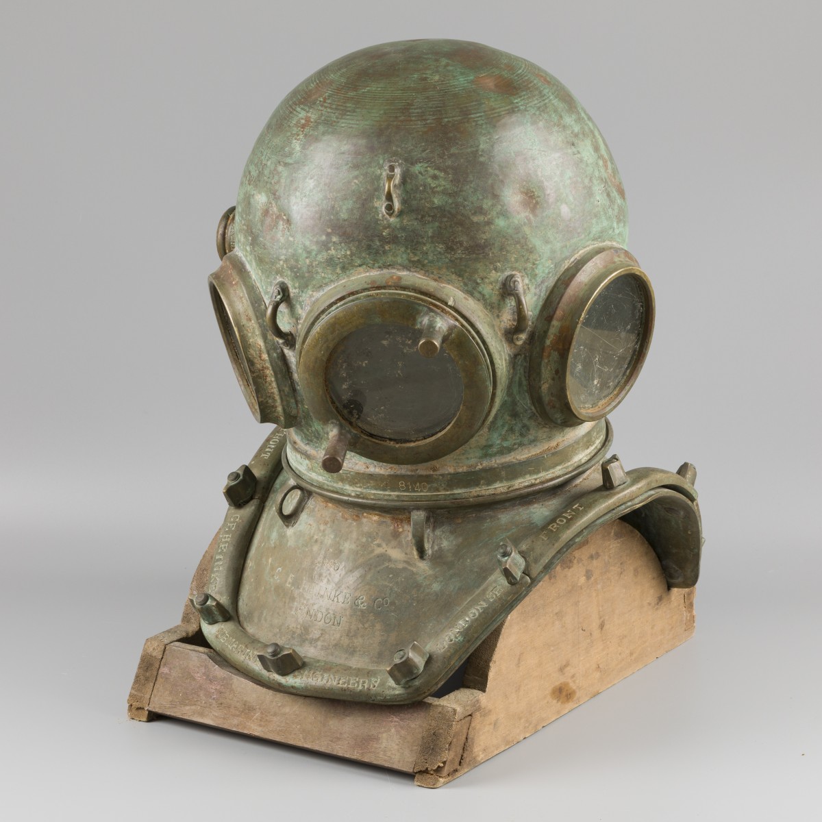 Een replica twaalf-bouts duikhelm, gemerkt C.E. Heinke, London.
