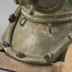 Een replica twaalf-bouts duikhelm, gemerkt C.E. Heinke, London.