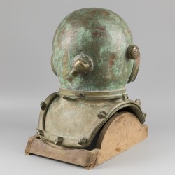 Een replica twaalf-bouts duikhelm, gemerkt C.E. Heinke, London.