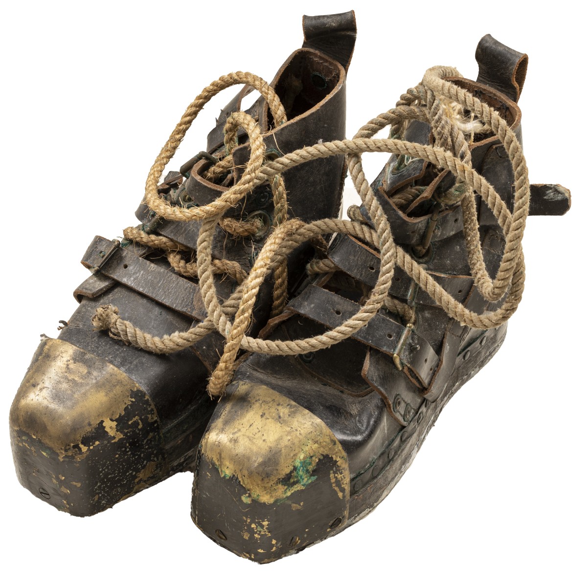 Een paar vintage duikersschoenen voorzien van loden zolen en messing neuzen, 1st half 20th century. 