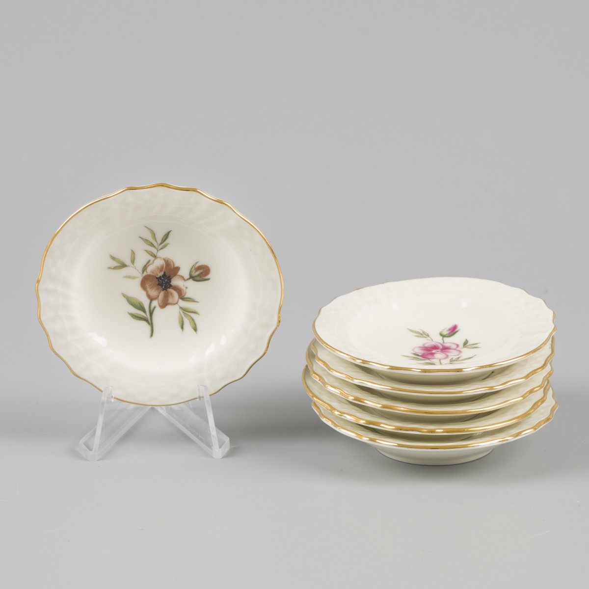 Een set van (6) porseleinen schaaltjes gedecoreerd met bloemen, gemerkt Royal Copenhagen. Denemarken, 20e eeuw.