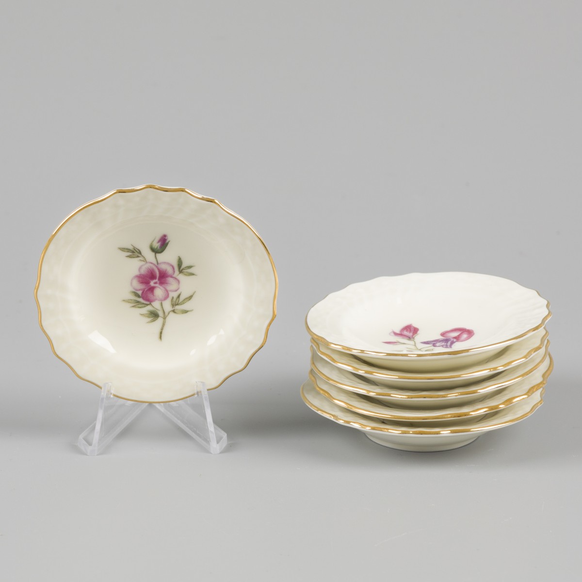 Een set van (6) porseleinen schaaltjes gedecoreerd met bloemen, gemerkt Royal Copenhagen. Denemarken, 20e eeuw.