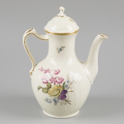 Een porseleinen koffiepot  gedecoreerd met bloemen, gemerkt Royal Copenhagen. Denemarken, 20e eeuw.