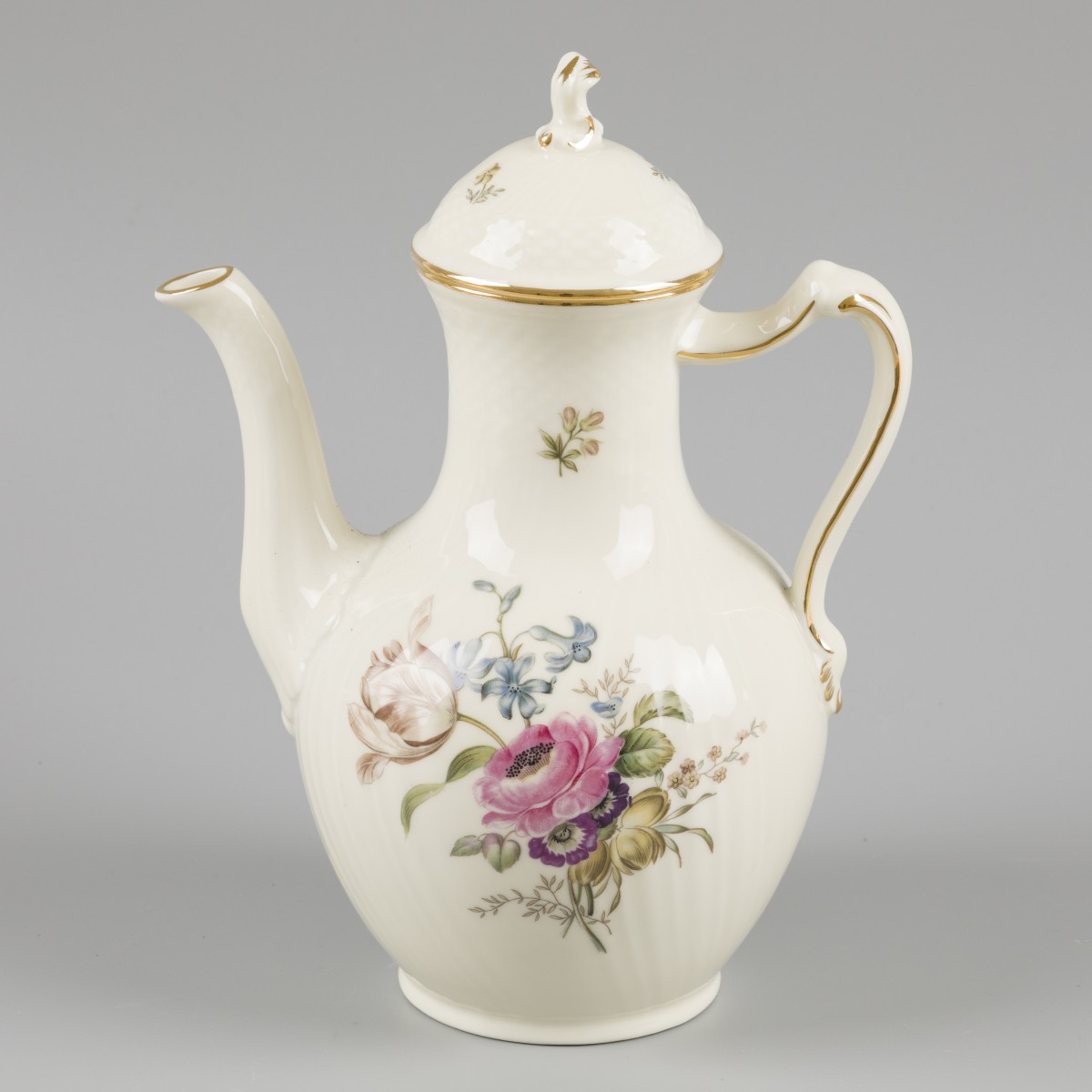 Een porseleinen koffiepot  gedecoreerd met bloemen, gemerkt Royal Copenhagen. Denemarken, 20e eeuw.