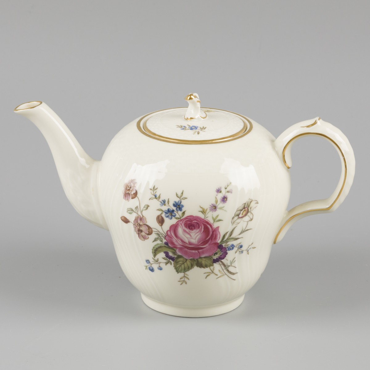 Een porseleinen thee pot gedecoreerd met bloemen, gemerkt Royal Copenhagen. Denemarken, 20e eeuw.