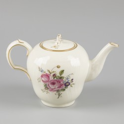 Een porseleinen thee pot gedecoreerd met bloemen, gemerkt Royal Copenhagen. Denemarken, 20e eeuw.