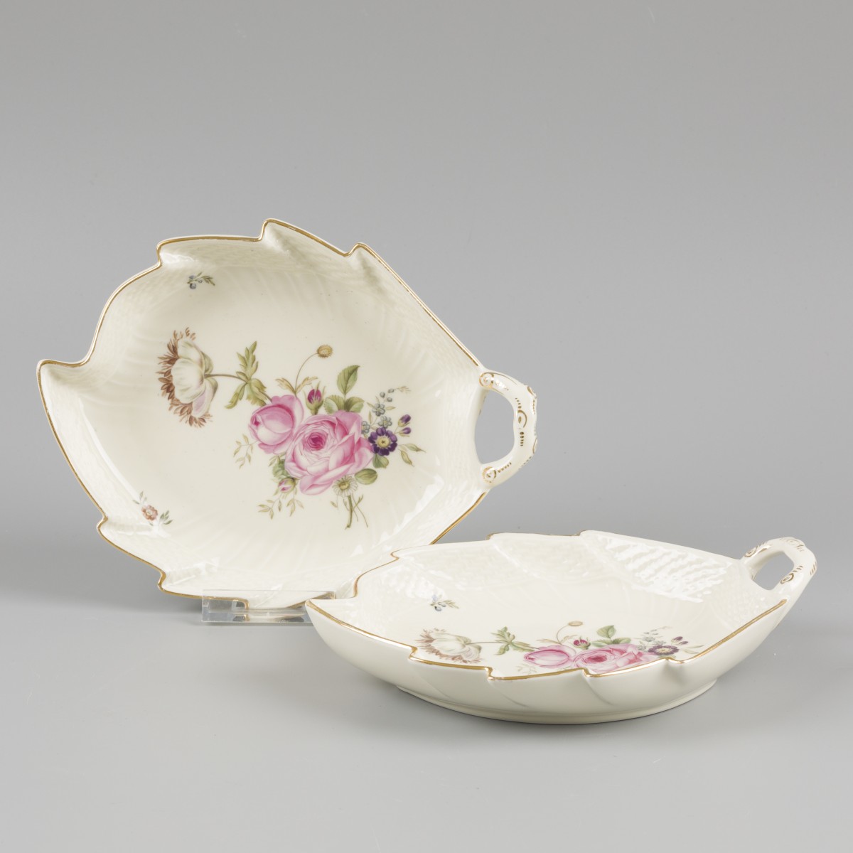 Een set van (2) porseleinen dienschaaltjes gedecoreerd met bloemen, gemerkt Royal Copenhagen. Denemarken, 20e eeuw.