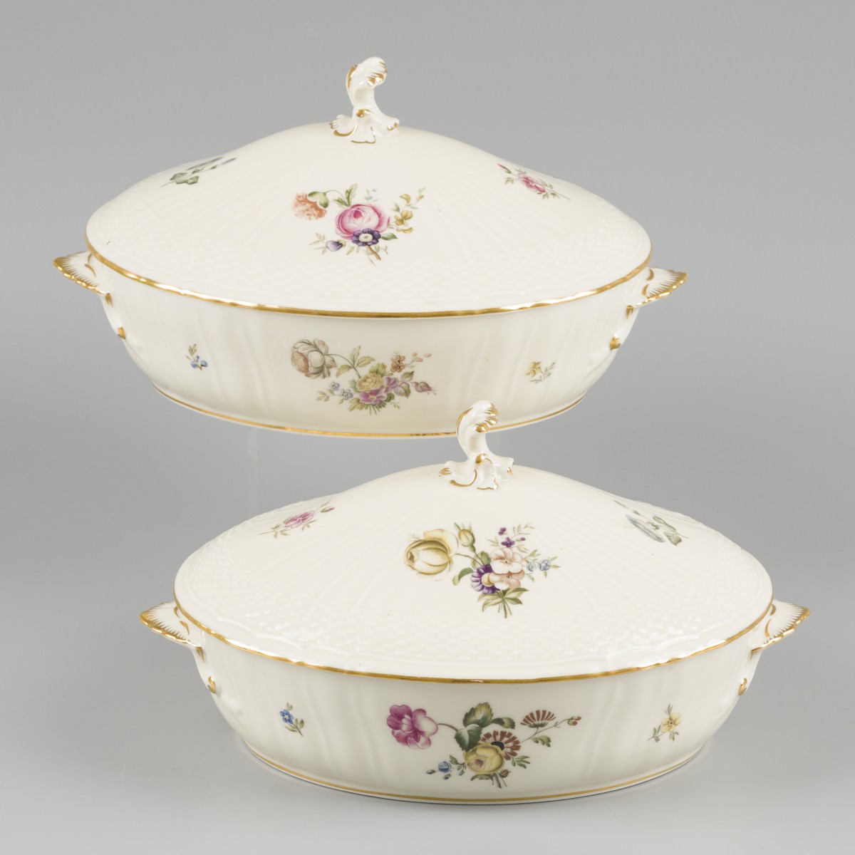 Een set van (2) porseleinen dekselschalen gedecoreerd met bloemen, gemerkt Royal Copenhagen. Denemarken, 20e eeuw.