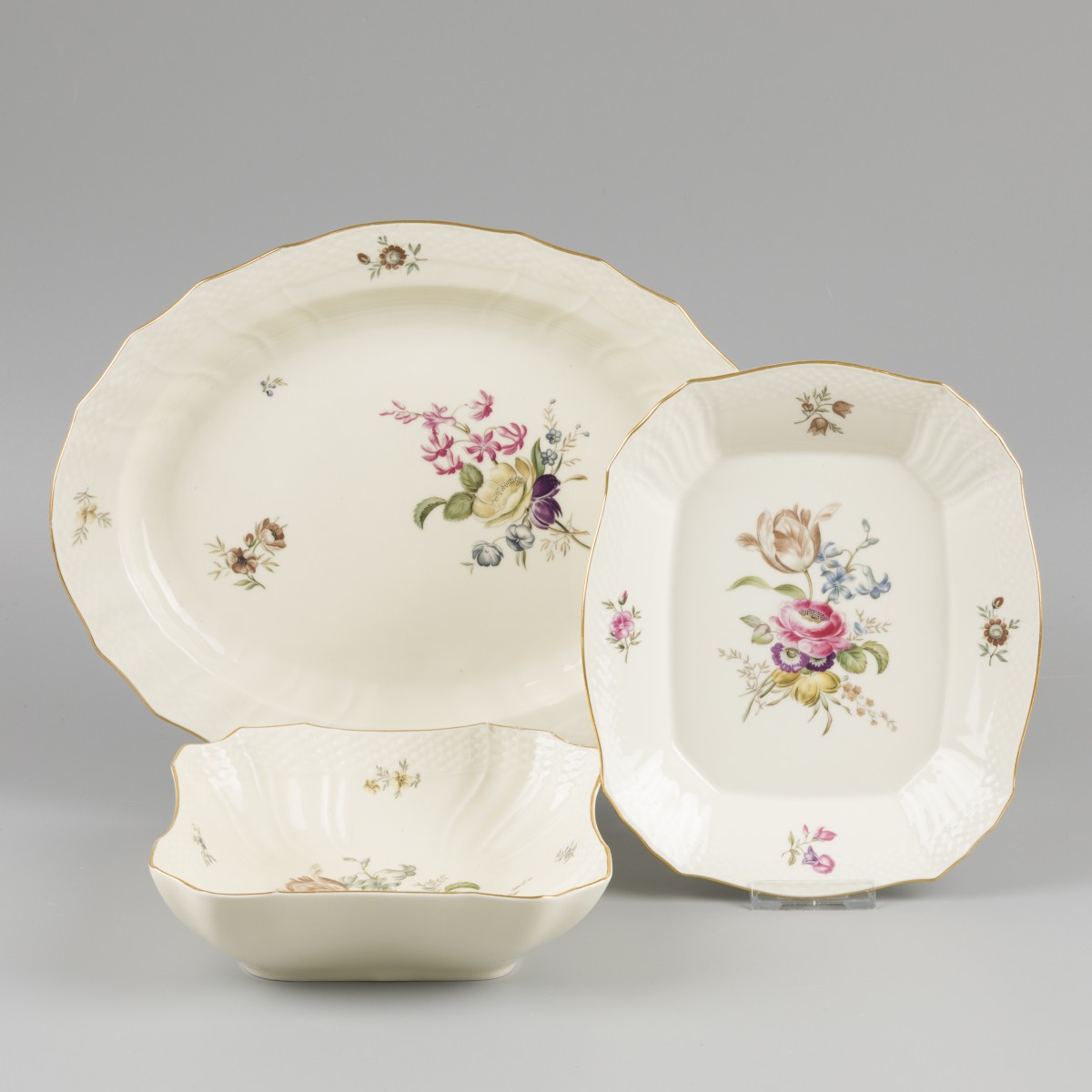 Een lot van (3) porseleinen schalen gedecoreerd met bloemen, gemerkt Royal Copenhagen. Denemarken, 20e eeuw.