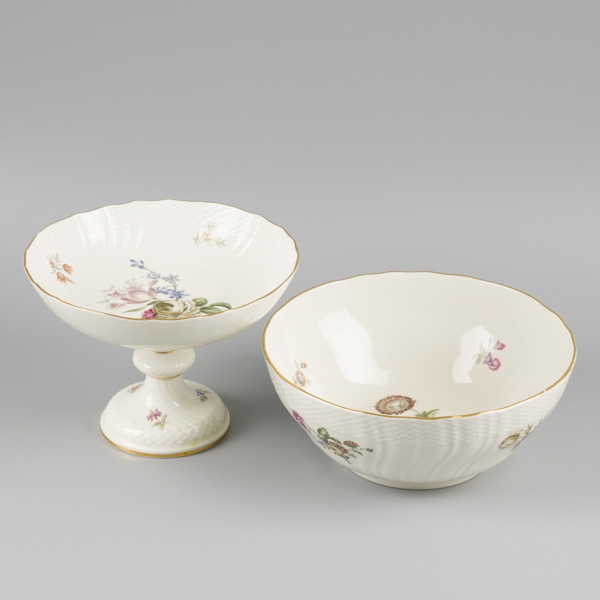 Een lot bestaande uit een porseleinen tazza en kom gedecoreerd met bloemen, gemerkt Royal Copenhagen. Denemarken, 20e eeuw.