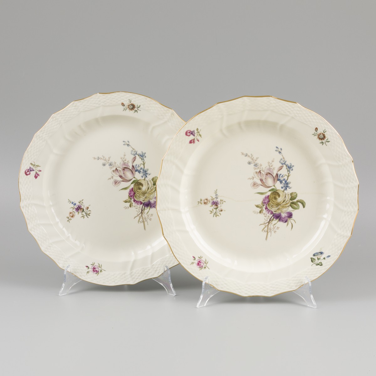 Een set van (2) porseleinen schotels gedecoreerd met bloemen, gemerkt Royal Copenhagen. Denemarken, 20e eeuw.