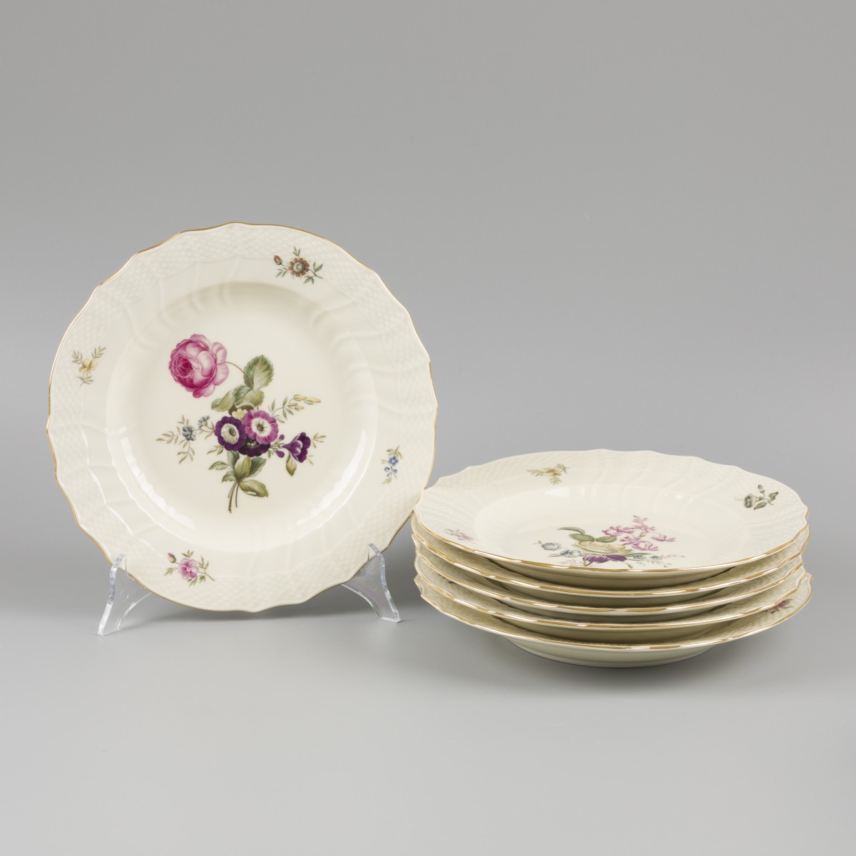 Een set van (6) porseleinen diner borden gedecoreerd met bloemen, gemerkt Royal Copenhagen. Denemarken, 20e eeuw.