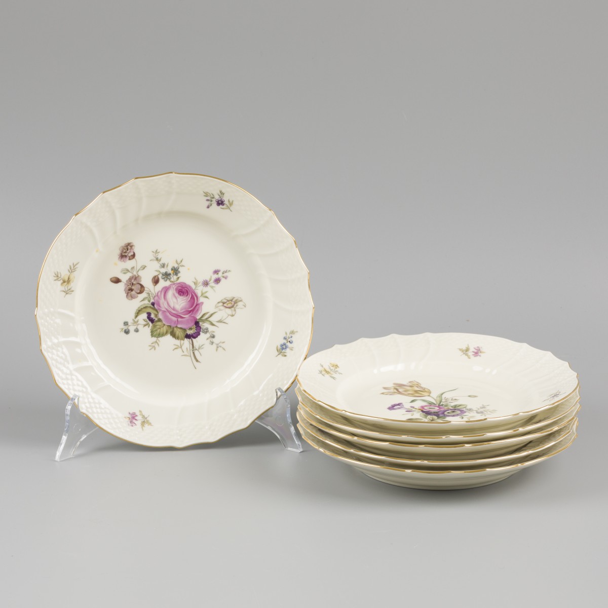 Een set van (6) porseleinen borden gedecoreerd met bloemen, gemerkt Royal Copenhagen. Denemarken, 20e eeuw.