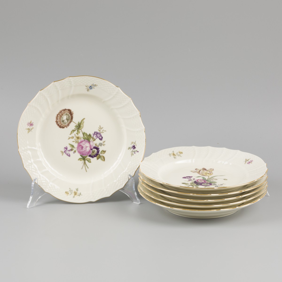 Een set van (6) porseleinen borden gedecoreerd met bloemen, gemerkt Royal Copenhagen. Denemarken, 20e eeuw.