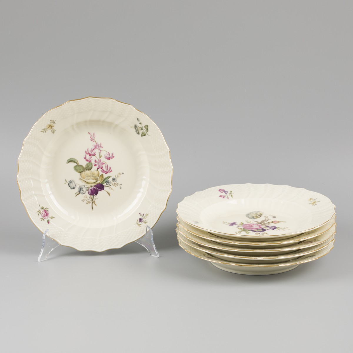 Een set van (6) porseleinen diner borden gedecoreerd met bloemen, gemerkt Royal Copenhagen. Denemarken, 20e eeuw.