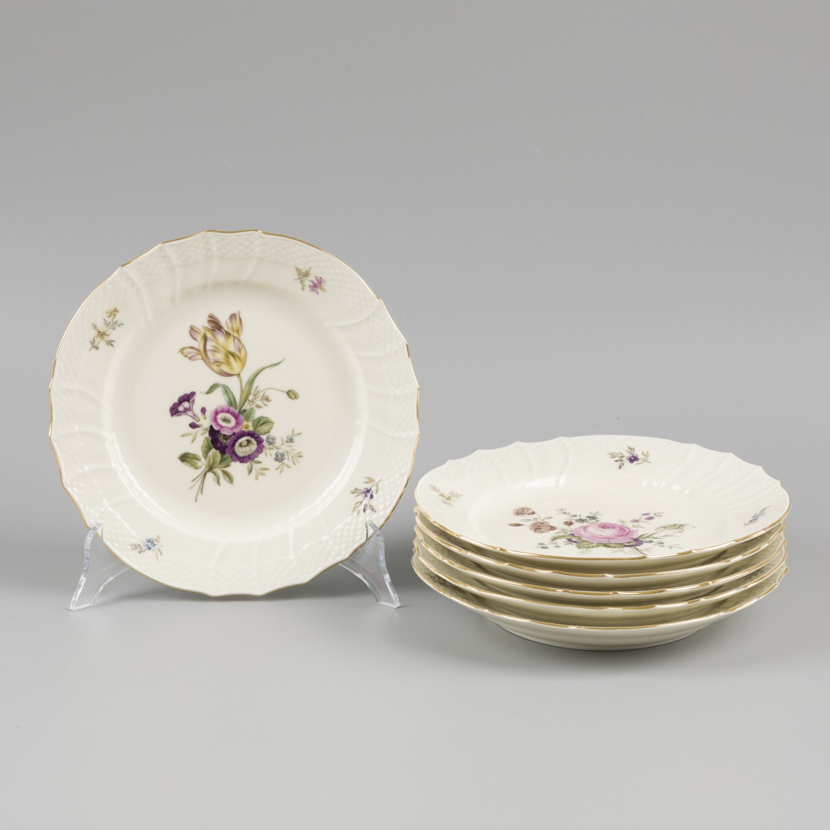 Een set van (6) porseleinen borden gedecoreerd met bloemen, gemerkt Royal Copenhagen. Denemarken, 20e eeuw.