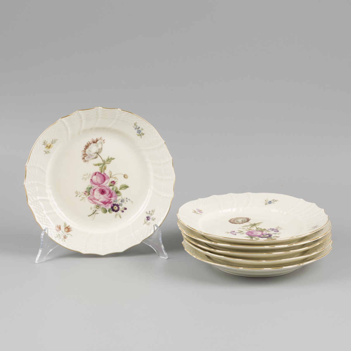 Een set van (6) porseleinen borden gedecoreerd met bloemen, gemerkt Royal Copenhagen. Denemarken, 20e eeuw.