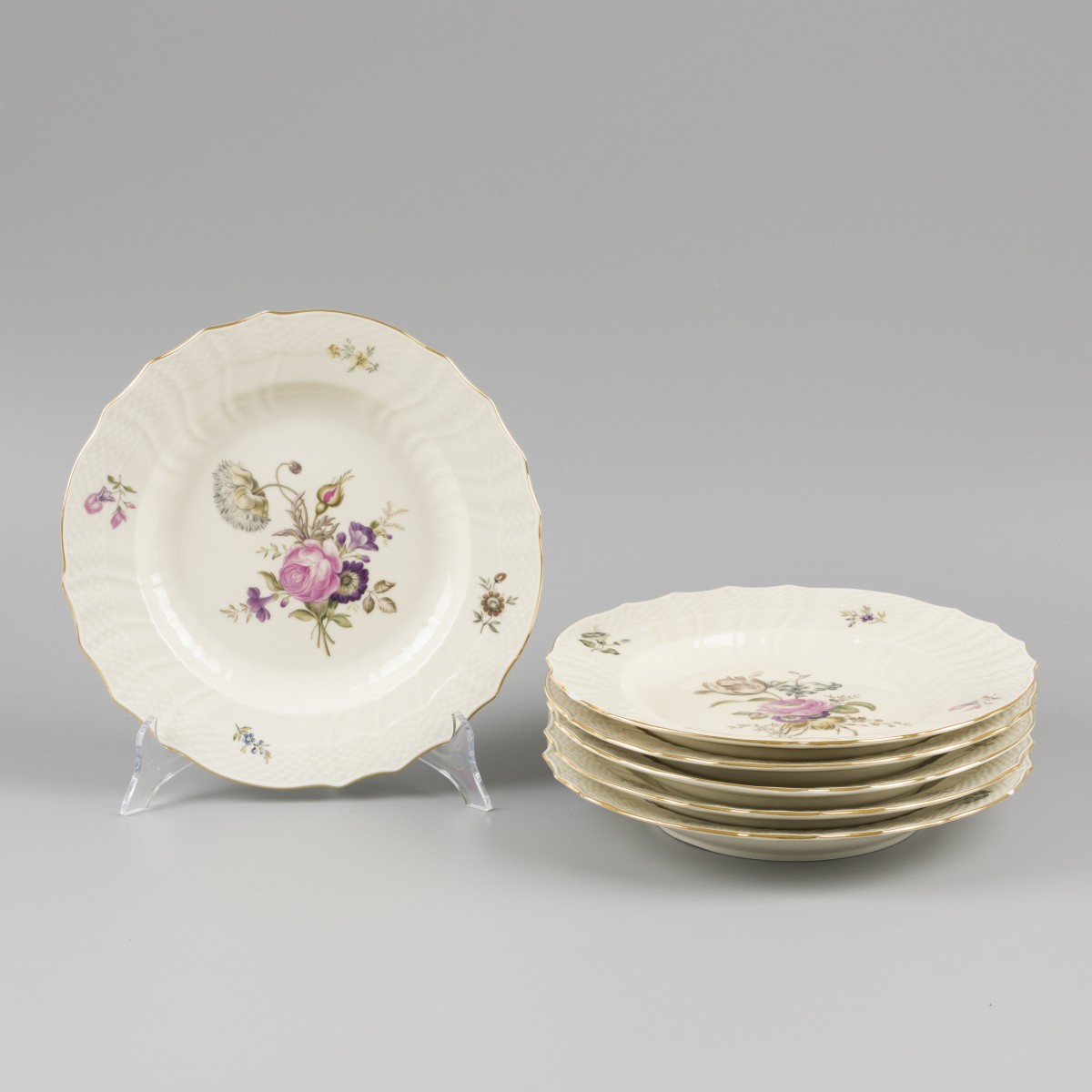 Een set van (6) porseleinen diner borden gedecoreerd met bloemen, gemerkt Royal Copenhagen. Denemarken, 20e eeuw.