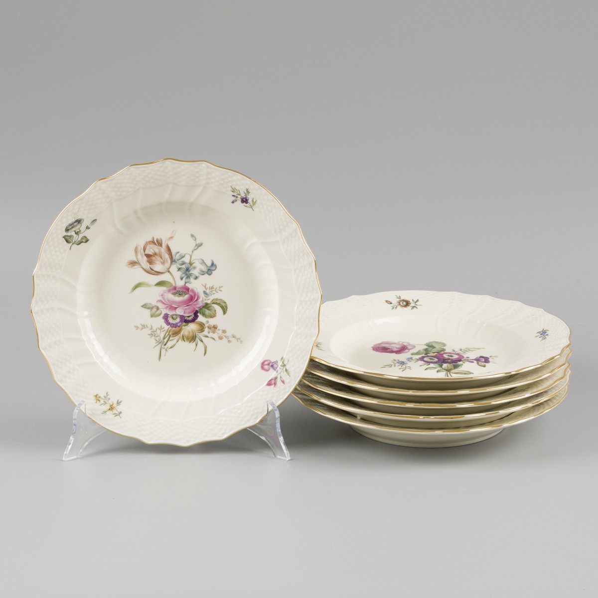 Een set van (6) porseleinen diner borden gedecoreerd met bloemen, gemerkt Royal Copenhagen. Denemarken, 20e eeuw.