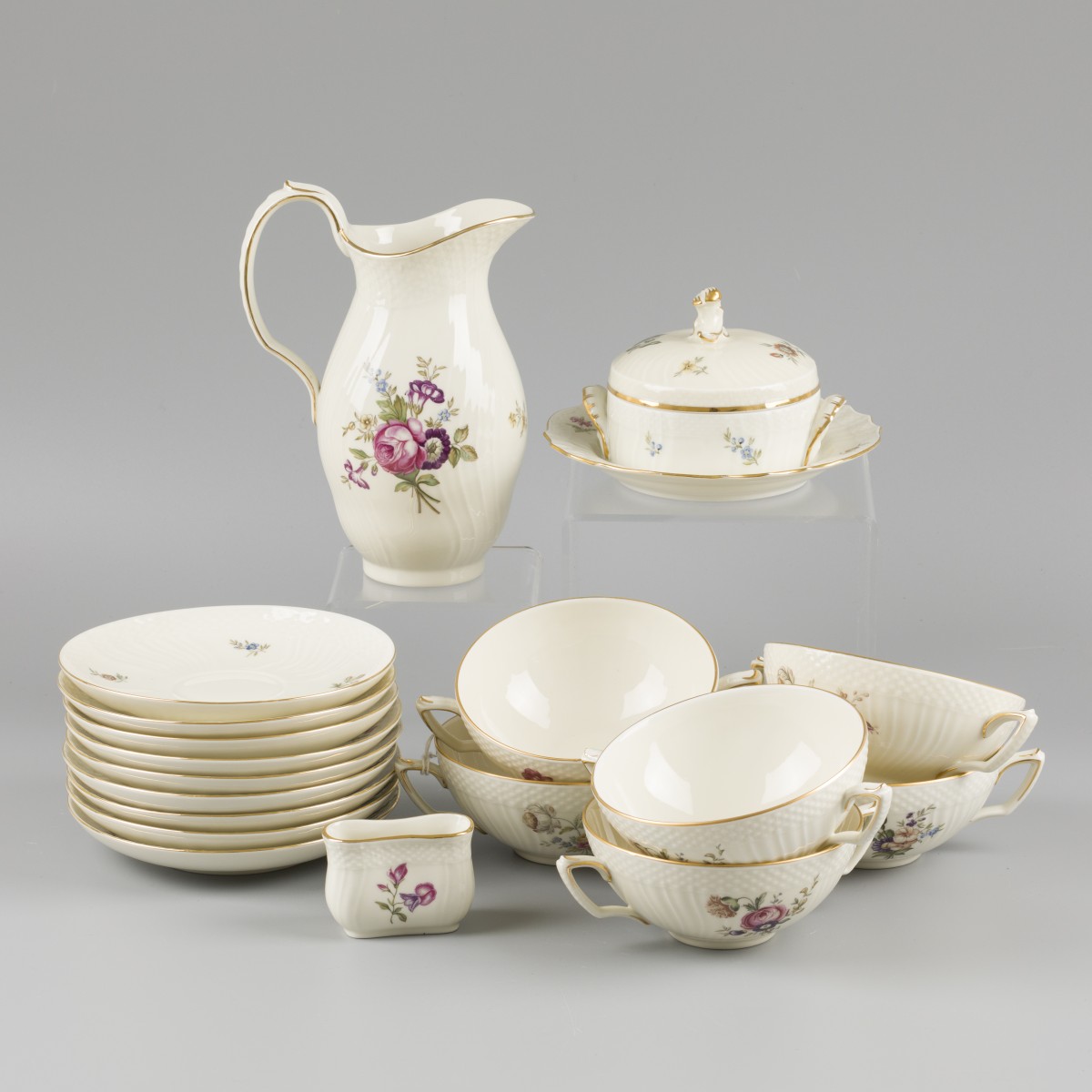 Een lot divers porselein gedecoreerd met bloemen, gemerkt Royal Copenhagen. Denemarken, 20e eeuw.