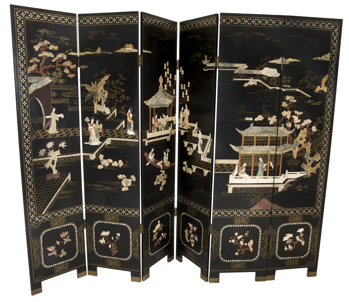 Een zesslags zwartgelakt Chinees kamerscherm ingelegd met speksteen en been van diverse Chinese scenes. De rand ingelegd m et parelmoer.