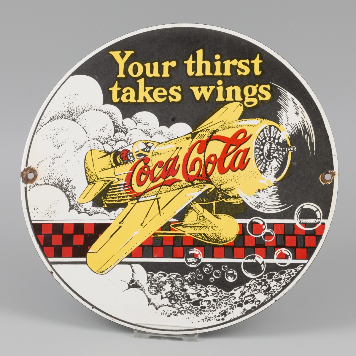 Een emaillen reclamebord met afbeelding van Coca-Cola. Midden 20e eeuw.