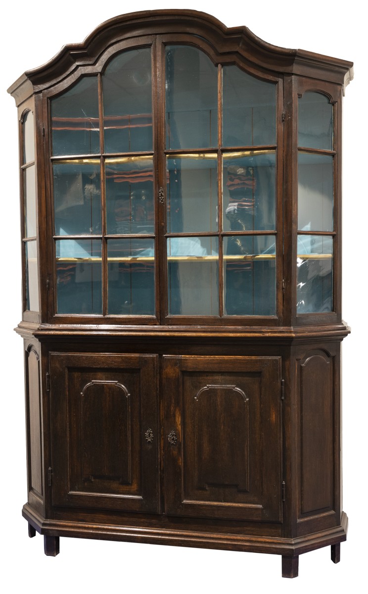 Een Louis XV-stijl vitrinekast, Holland, 18e eeuw.